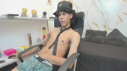 Snapshot of zayn_fox32 chatting on May 2026 07:18:01 PM Zayn online show from May 2026 07:18:01 PM