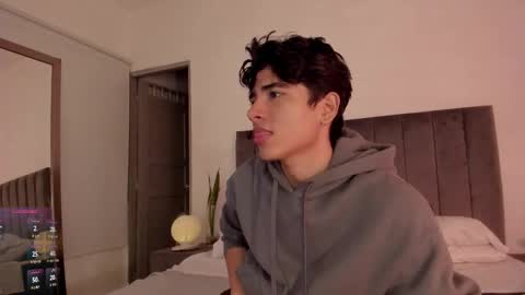 Snapshot of zayotto chatting on November 2025 06:17:02 AM Hii im Zay. I save money for education. PVT Open. online show from November 2025 06:17:02 AM