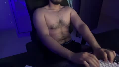 Snapshot of ze_boi chatting on April 2026 10:01:01 PM Ze online show from April 2026 10:01:01 PM