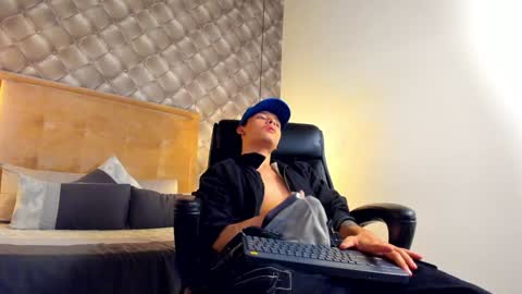 zeus online show from December 2024 09:11:01 PM