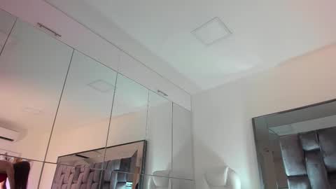 Nia  online show from November 2025 11:31:01 AM