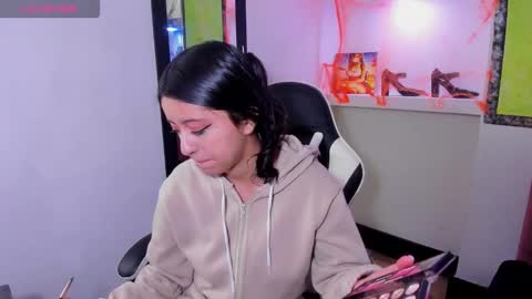 Z O E online show from November 2025 06:53:01 PM