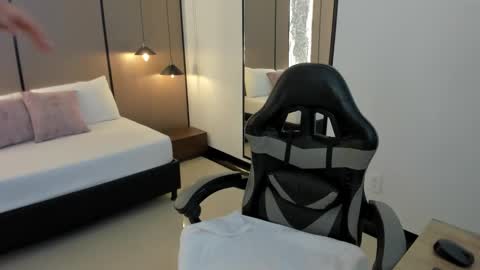 Zoe  online show from February 2026 12:01:02 PM