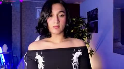 Snapshot of zoee_kiss_ chatting on June 2026 06:02:01 AM ZOE online show from June 2026 06:02:01 AM