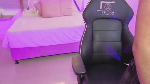 Snapshot of zury_tay chatting on October 2025 11:40:01 AM ZURY online show from October 2025 11:40:01 AM