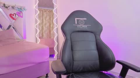 Snapshot of zury_tay chatting on November 2025 11:21:01 AM ZURY online show from November 2025 11:21:01 AM