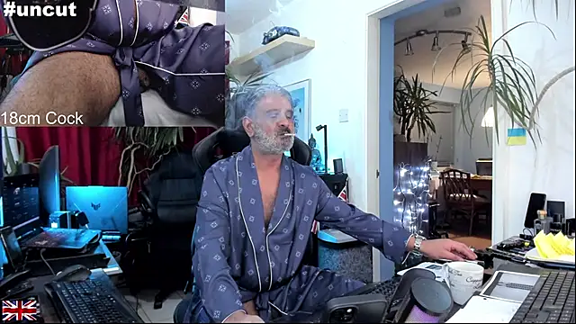 Snapshot of OnlineBossUK chatting on October 2025 09:59:02 PM OnlineBossUK online show from October 2025 09:59:02 PM