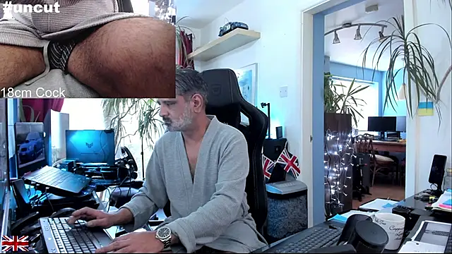 Snapshot of OnlineBossUK chatting on November 2025 11:23:02 AM OnlineBossUK online show from November 2025 11:23:02 AM