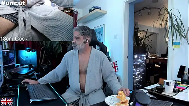 Snapshot of OnlineBossUK chatting on November 2025 05:25:01 PM OnlineBossUK online show from November 2025 05:25:01 PM