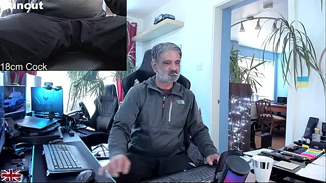 Snapshot of OnlineBossUK chatting on November 2025 11:10:02 AM OnlineBossUK online show from November 2025 11:10:02 AM