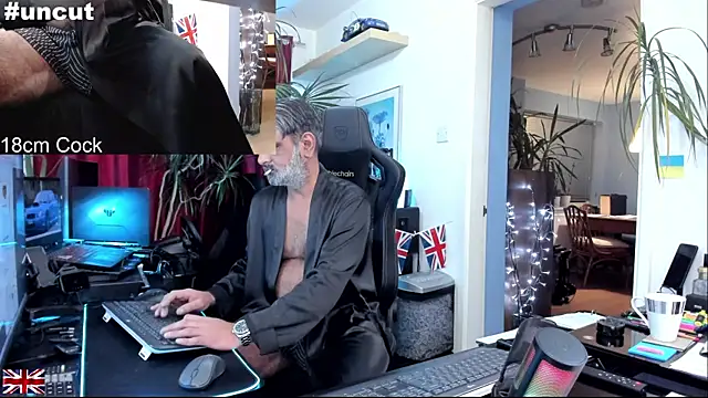 Snapshot of OnlineBossUK chatting on November 2025 08:07:02 PM OnlineBossUK online show from November 2025 08:07:02 PM