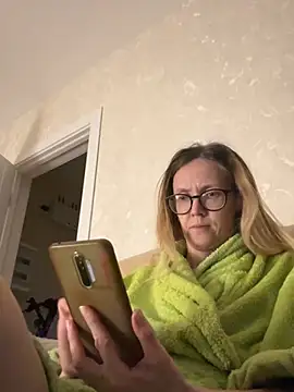 Snapshot of angelmommu chatting on February 2025 05:57:02 PM angelmommu online show from February 2025 05:57:02 PM