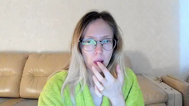 Snapshot of angelmommu chatting on February 2025 05:08:01 AM angelmommu online show from February 2025 05:08:01 AM