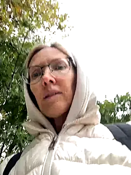 Snapshot of angelmommu chatting on October 2025 09:20:01 AM angelmommu online show from October 2025 09:20:01 AM