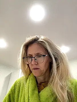 Snapshot of angelmommu chatting on October 2025 06:43:01 AM angelmommu online show from October 2025 06:43:01 AM