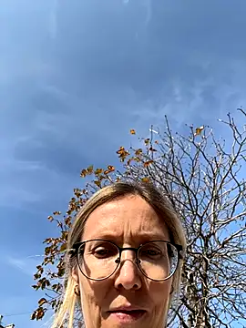 Snapshot of angelmommu chatting on November 2025 09:42:02 AM angelmommu online show from November 2025 09:42:02 AM