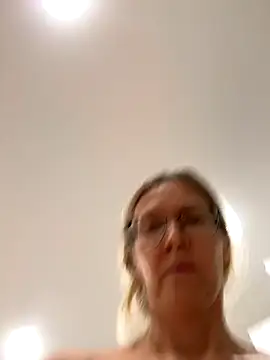 Snapshot of angelmommu chatting on November 2025 04:29:02 PM angelmommu online show from November 2025 04:29:02 PM