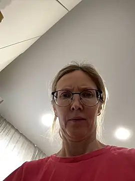 Snapshot of angelmommu chatting on November 2025 09:42:02 AM angelmommu online show from November 2025 09:42:02 AM