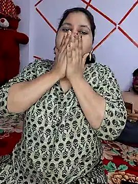 Snapshot of MOM-SUN-COUPLE chatting on January 2025 04:39:01 PM MOM-SUN-COUPLE online show from January 2025 04:39:01 PM