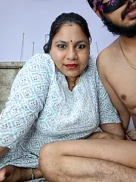 Snapshot of MOM-SUN-COUPLE chatting on March 2025 04:40:02 PM MOM-SUN-COUPLE online show from March 2025 04:40:02 PM
