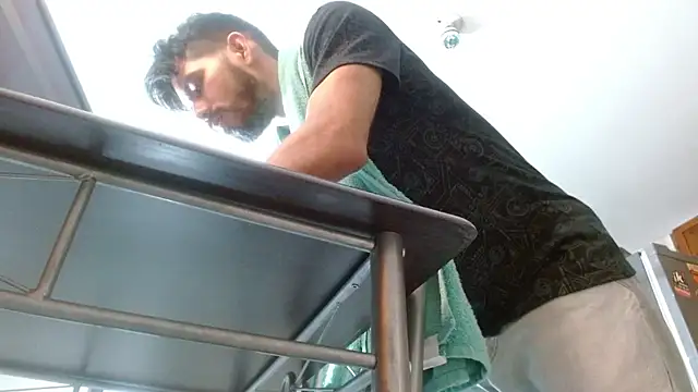 JohanyLatino online show from February 2025 01:00:01 AM