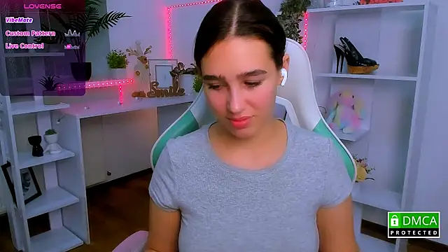 Snapshot of _Eliizabeth_ chatting on November 2025 10:32:01 PM Eliizabeth online show from November 2025 10:32:01 PM