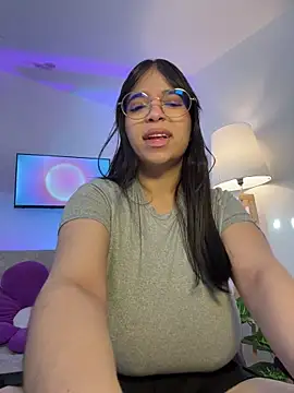 Snapshot of tati_reyess chatting on May 2026 12:22:02 PM tati reyess online show from May 2026 12:22:02 PM