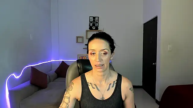 Kristen Garner online show from November 2025 08:34:02 PM