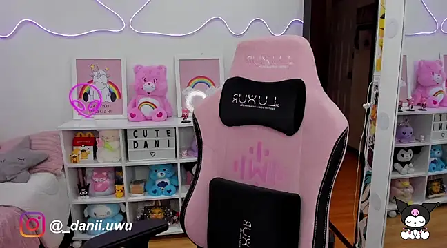 Snapshot of CuteDani_ chatting on March 2025 08:16:02 AM CuteDani online show from March 2025 08:16:02 AM