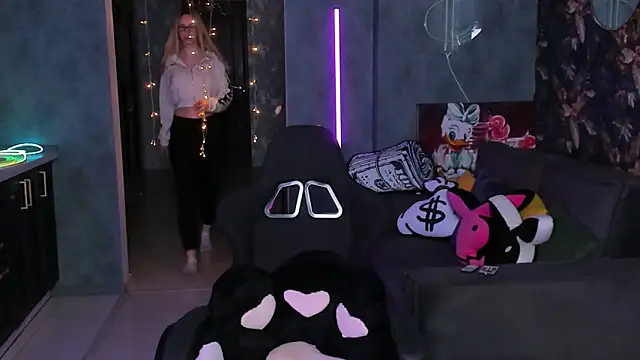 Blckmirrorr online show from April 2026 05:01:02 PM