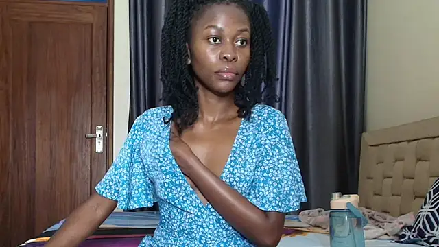 Snapshot of queen_heather chatting on September 2025 12:32:02 AM queen heather online show from September 2025 12:32:02 AM