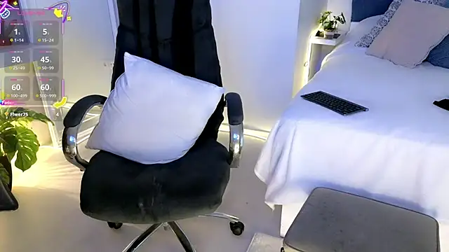 missmiamore online show from October 2025 01:33:02 PM