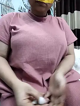 Snapshot of Sexybomb33 chatting on December 2024 07:21:01 PM Sexybomb33 online show from December 2024 07:21:01 PM