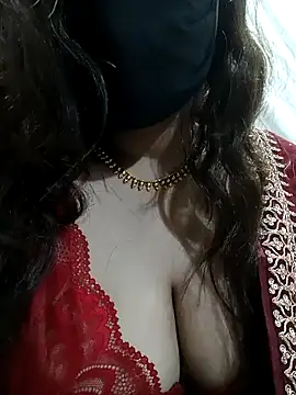 Snapshot of Sexybomb33 chatting on December 2024 10:37:01 PM Sexybomb33 online show from December 2024 10:37:01 PM