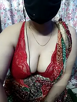 Snapshot of Sexybomb33 chatting on December 2024 01:13:01 AM Sexybomb33 online show from December 2024 01:13:01 AM