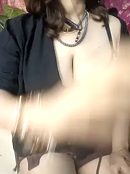 Snapshot of Sexybomb33 chatting on March 2025 07:43:02 PM Sexybomb33 online show from March 2025 07:43:02 PM