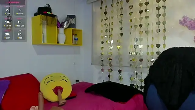 Snapshot of yasmin_goldenst chatting on January 2025 07:44:02 PM yasmin goldenst online show from January 2025 07:44:02 PM