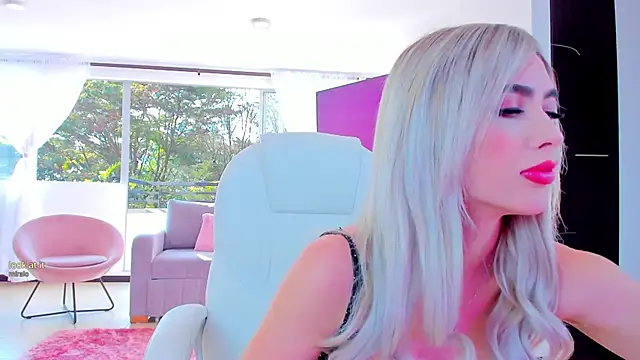 Snapshot of Sophi_Jonnes chatting on January 2025 01:00:02 PM Sophi Jonnes online show from January 2025 01:00:02 PM