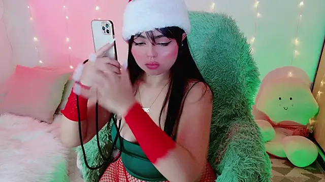 Snapshot of damn_that_booty chatting on December 2024 06:05:01 PM damn that booty online show from December 2024 06:05:01 PM