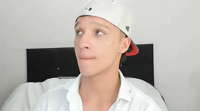 Snapshot of angelcortes chatting on December 2024 02:01:01 PM angelcortes online show from December 2024 02:01:01 PM