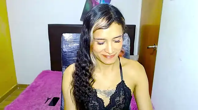 Snapshot of Queen_camila chatting on March 2025 06:44:02 PM Queen camila online show from March 2025 06:44:02 PM