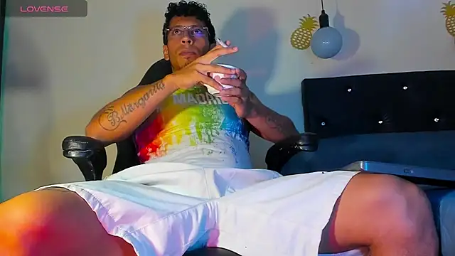 Snapshot of FuckHardlove chatting on January 2025 06:37:02 PM FuckHardlove online show from January 2025 06:37:02 PM