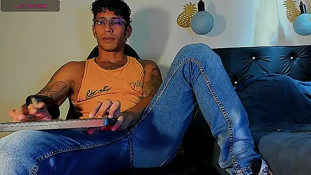 Snapshot of FuckHardlove chatting on February 2025 07:15:02 PM FuckHardlove online show from February 2025 07:15:02 PM