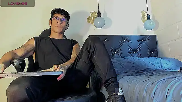 Snapshot of FuckHardlove chatting on March 2025 06:19:01 PM FuckHardlove online show from March 2025 06:19:01 PM