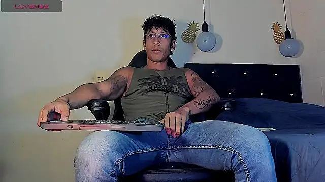 Snapshot of FuckHardlove chatting on March 2025 10:45:02 PM FuckHardlove online show from March 2025 10:45:02 PM