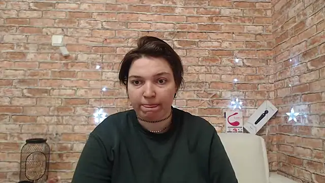 Amelia Kiss  online show from February 2026 01:02:01 AM