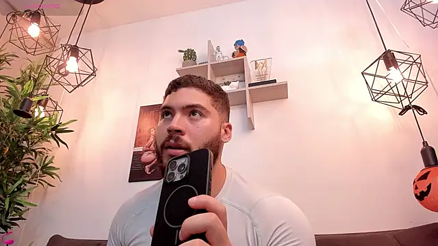 Snapshot of SebastianVilla_ chatting on October 2025 11:01:02 PM SebastianVilla online show from October 2025 11:01:02 PM