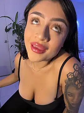 lucianaroy online show from November 2025 05:56:01 PM