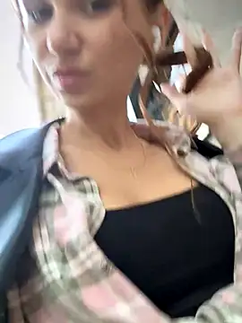 QuitieLia online show from October 2025 02:36:02 PM