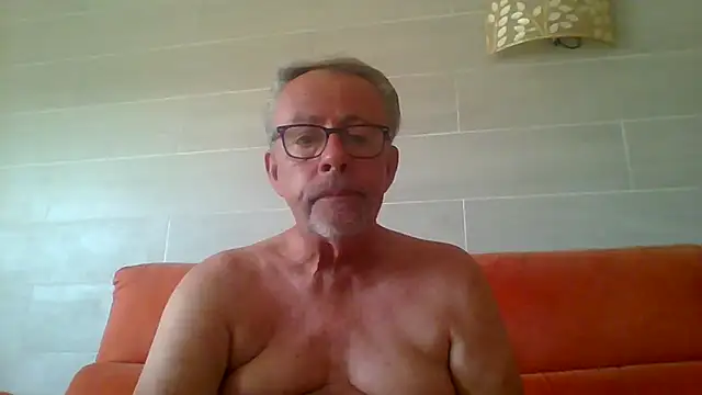 Snapshot of tuggy59 chatting on June 2026 06:52:02 AM tuggy59 online show from June 2026 06:52:02 AM